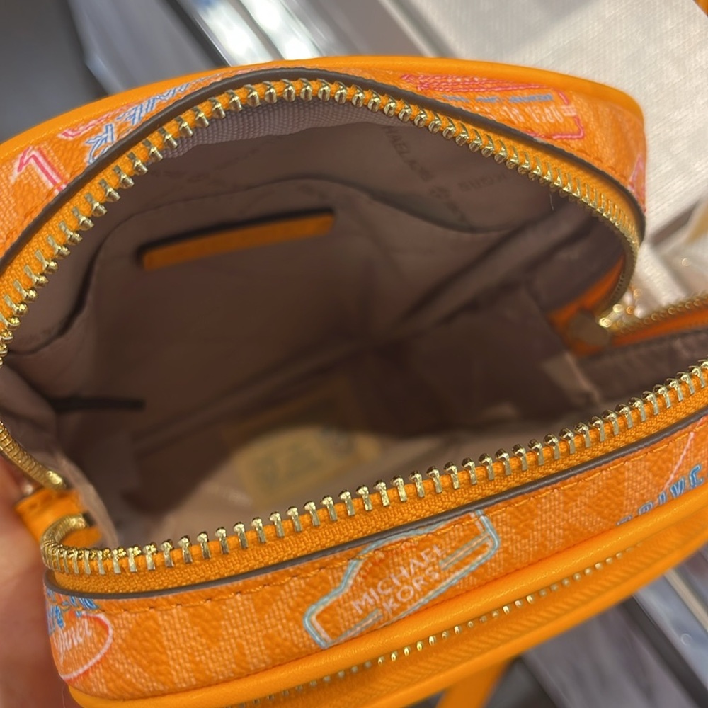 MICHAEL KORS
J Set Md Printed Signature Logo Crossbody NS CHAIN XBODY
POP ORANGE - Picture 10 of 16